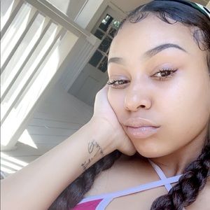 Meet your Posher, Akoria